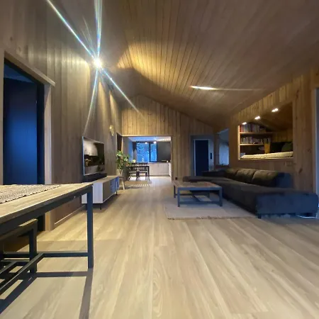 Newly Renovated With A Location Apartamento Geilo